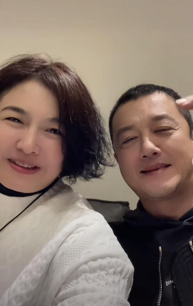 李亚鹏参加中戏同学聚会,与好友王澜合拍视频,满脸笑容心情好