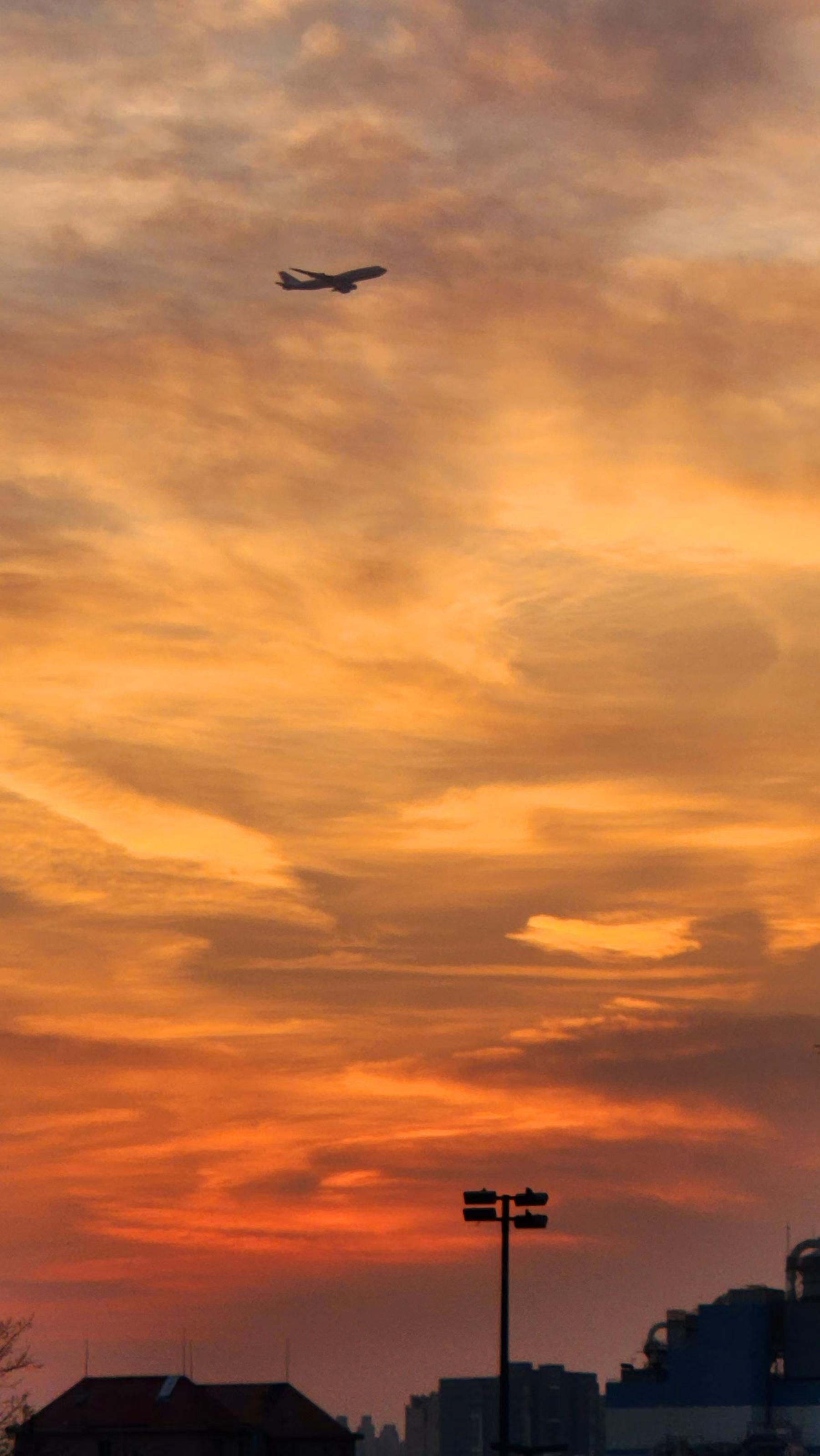 满天红!12月的第一天,北京天空邂逅壮美晚霞