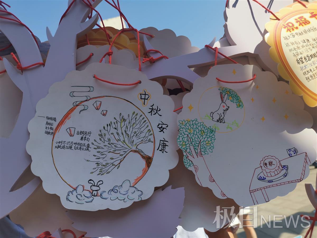 "六年级八班的程荣山说,这张月饼形状的心愿卡由小组6人共同完成,每位