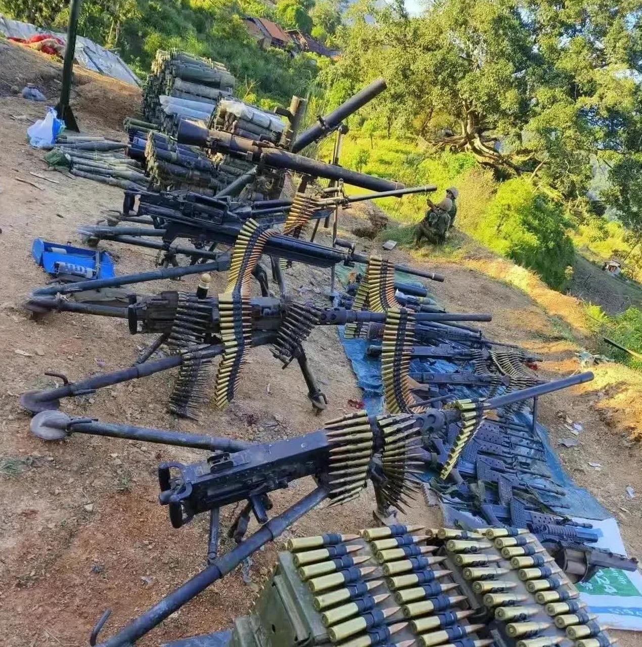 缅甸政府军最近从武装分子处缴获了三支重机枪,其中一支引起了人们的