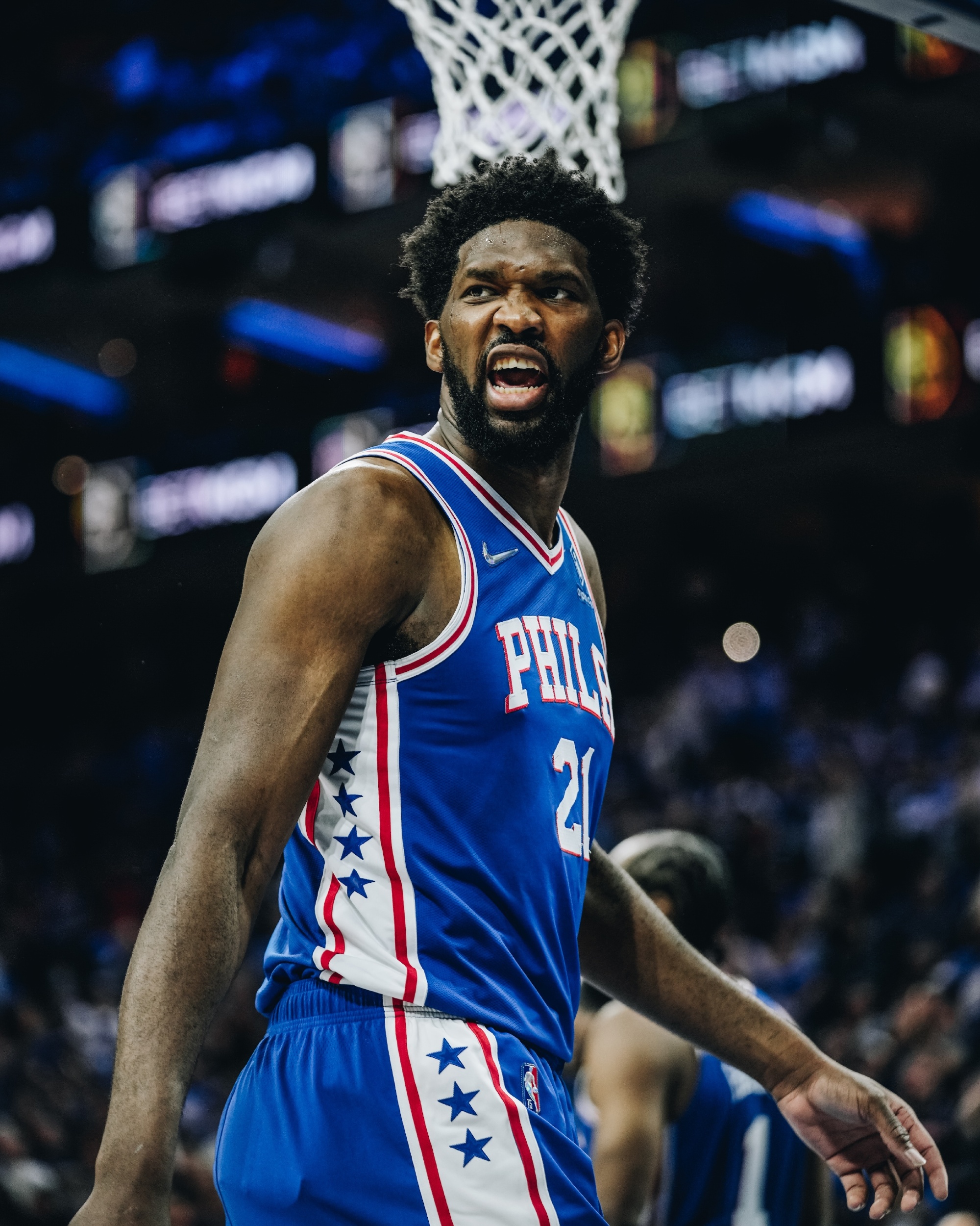 马克西出尽风头76人大胜,哈登22 14恩比德19 15,巴恩斯15 10 8