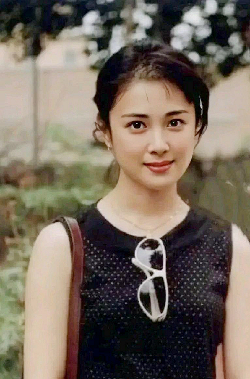90年代,傅艺伟正值颜值巅峰,明眸皓齿.