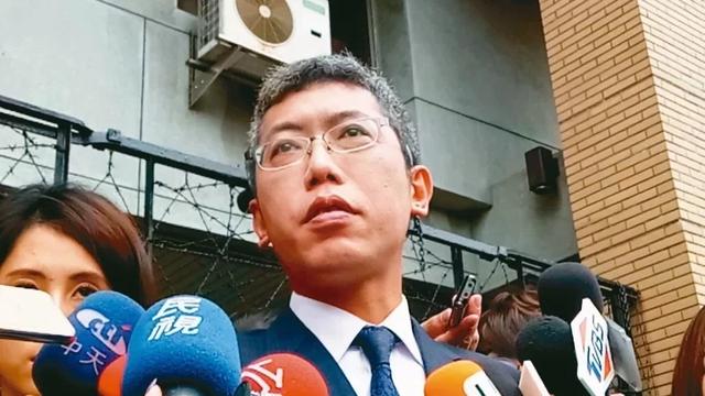 蔡办发言人丁允恭办公桌"连结"女记者,法院二审改判更重了