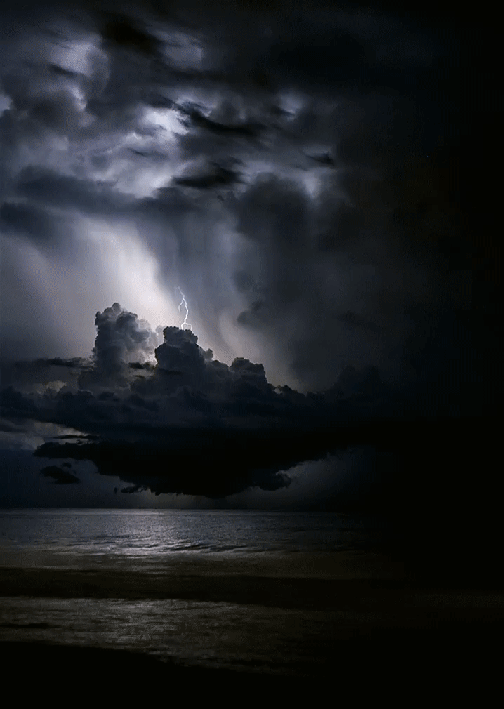 只在雷雨天小概率出现,一种极为特殊的物理现象,至今未解