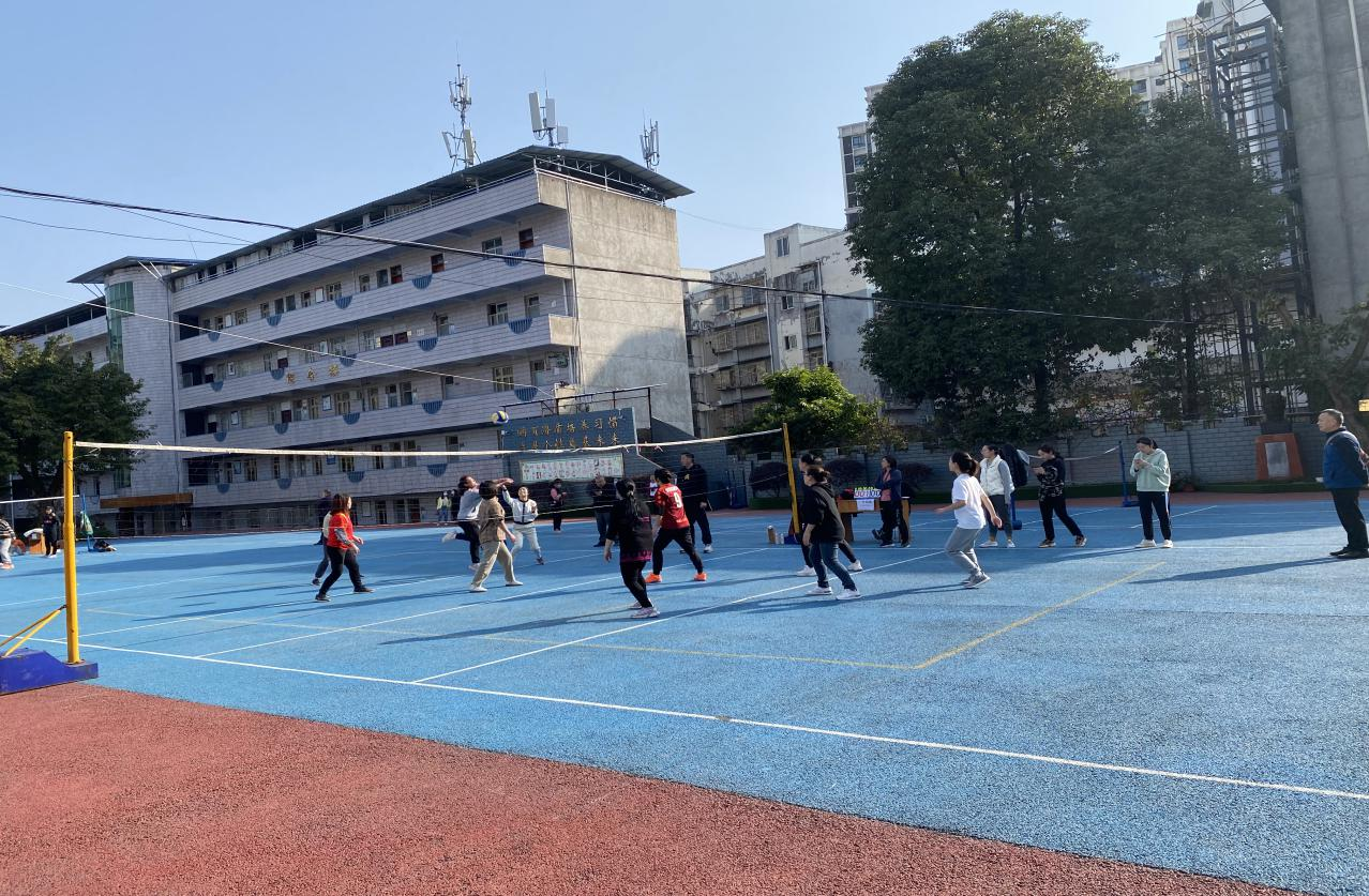 四川乐至县:实验中学,女教职工气排赛,亲切的园丁化身排球女将