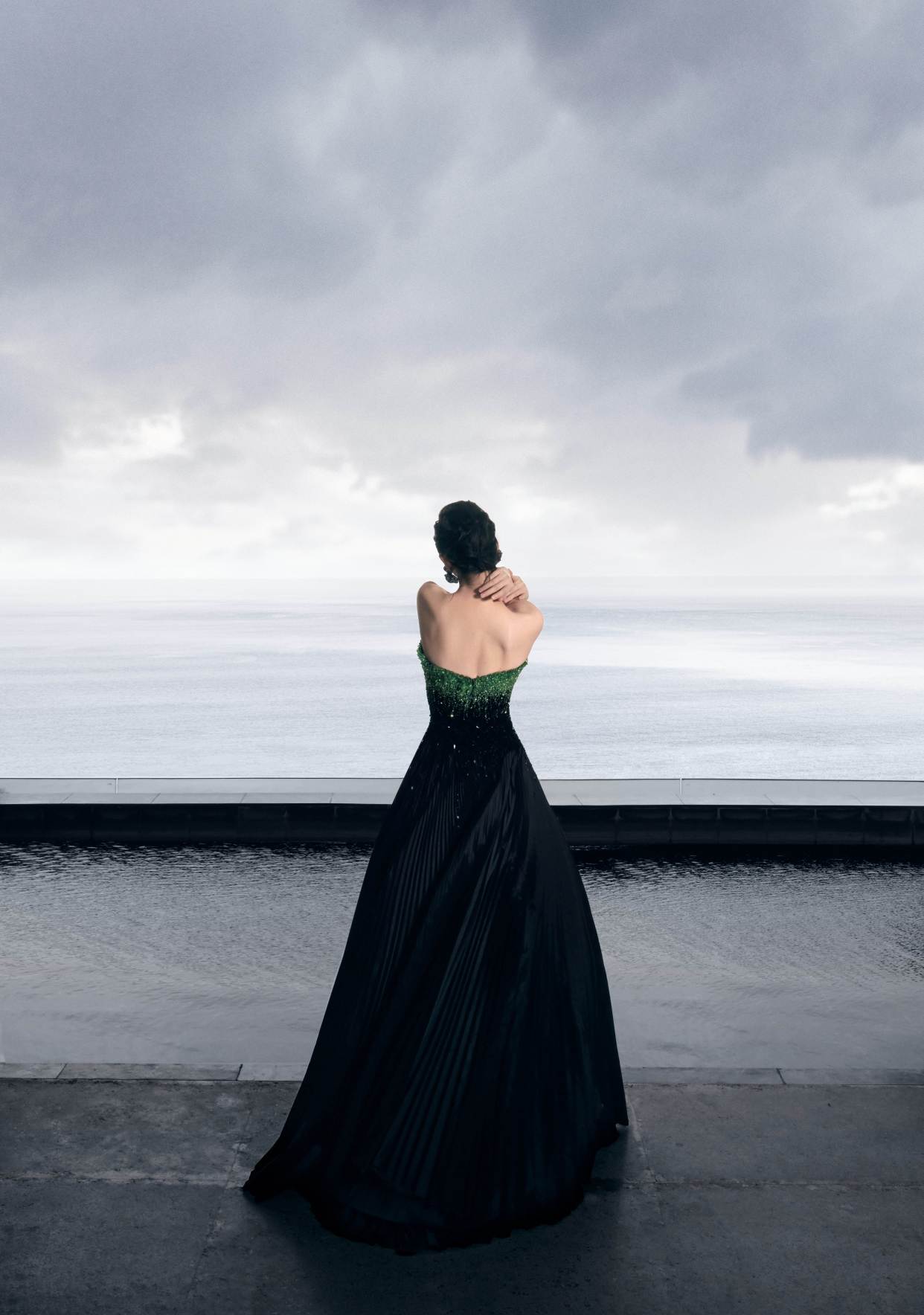 倪妮大秀美背和美腿,我却被珠宝闪"瞎"了眼!