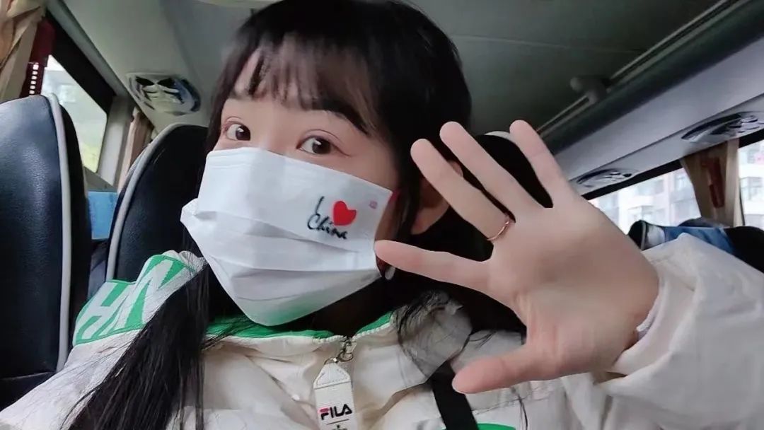 "大家好,我是越南诗诗!