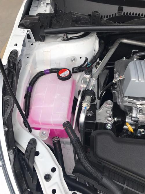 卡罗拉有两个冷冻液箱?