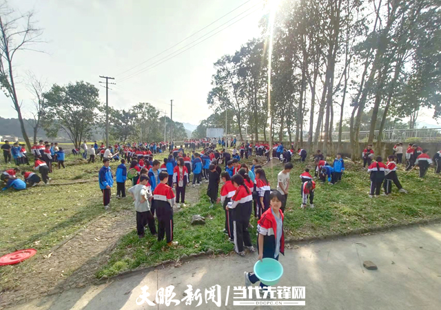 贵定县云雾中学:体验农耕乐趣 美化校园环境