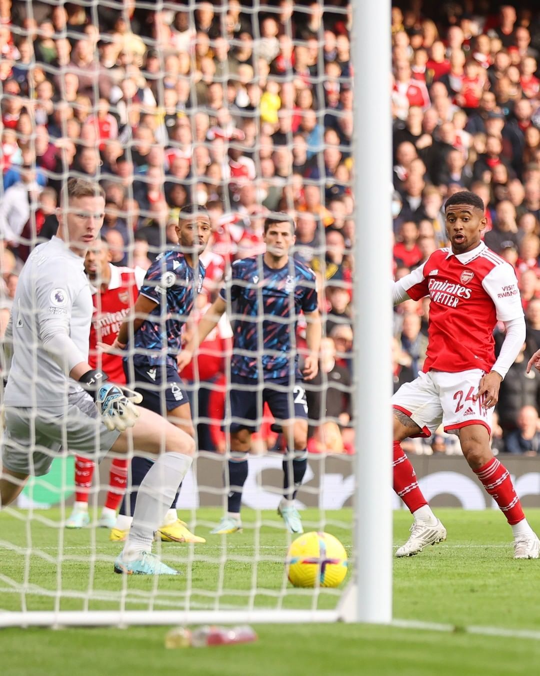 "无用之人"替补上场3分钟进2球 阿森纳5球大胜继续占据榜首