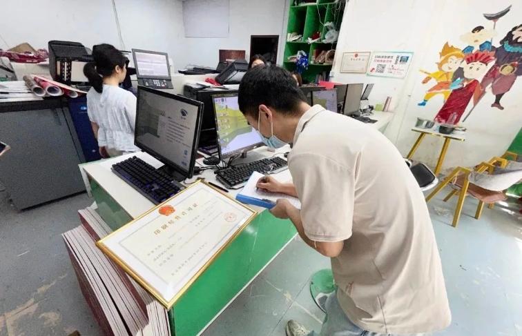 广州多区开展"扫黄打非"专项检查