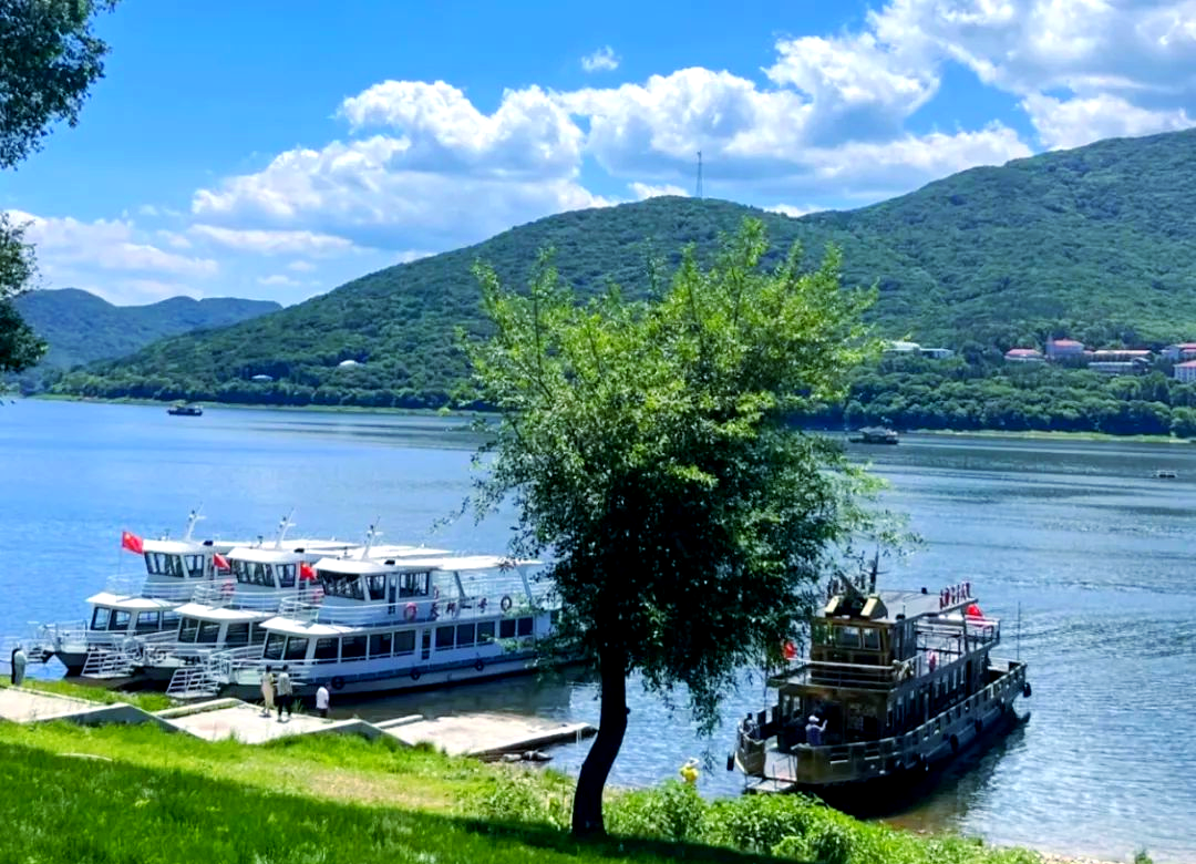 松花湖风景名胜区,坐落于吉林省吉林市东南侧,距离市区仅14千米之遥