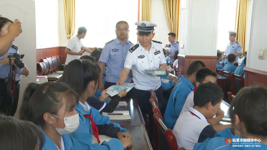 州市公安局交警支队走进临夏市第三中学开展交通安全进校园宣传教育
