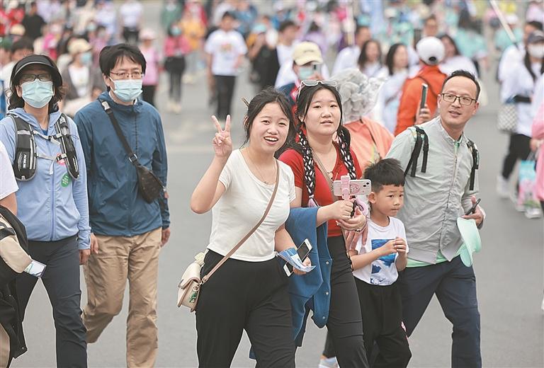 第二十一届大连国际徒步大会昨日举行 十二万人漫步"甜蜜"中