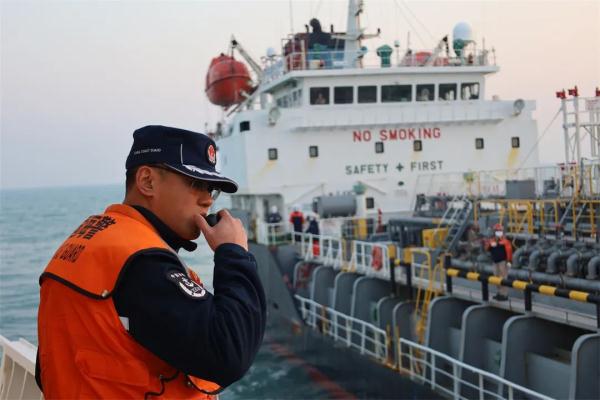 一外籍船舶违反规定抛锚,上海海警局立案调查!现场画面