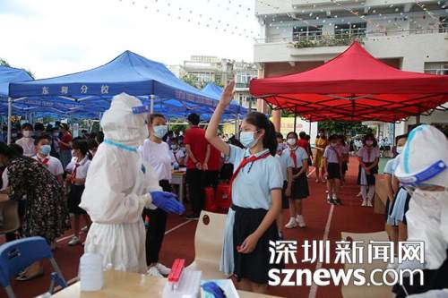 學生莊重地為其核酸採樣的醫務人員行少先隊禮