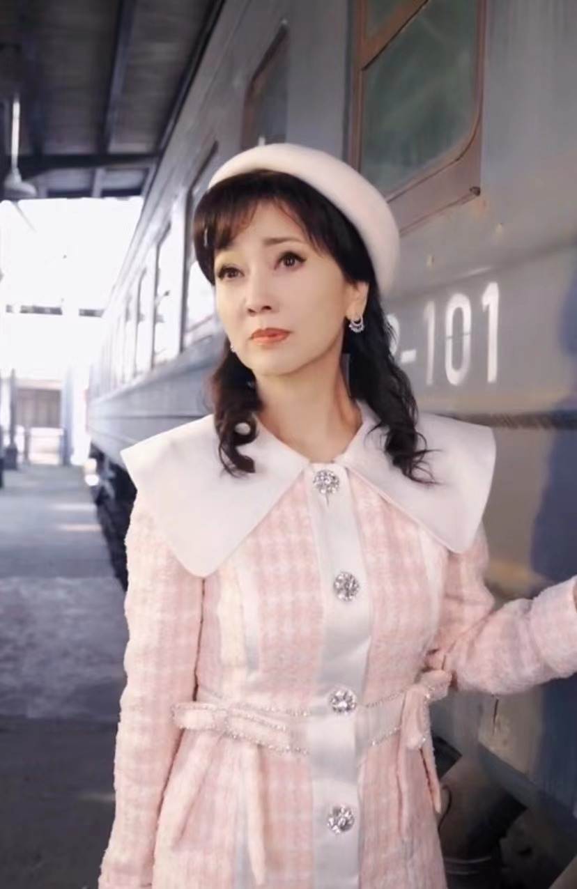 68岁赵雅芝再扮冯程程,穿粉色洋装秀小蛮腰,时隔41年容颜未改