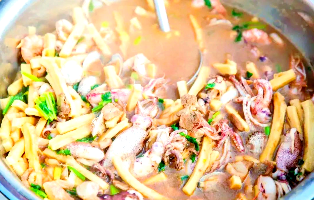 青岛西海岸海鲜烩饼:鲜味美食,吸引众多食客探访