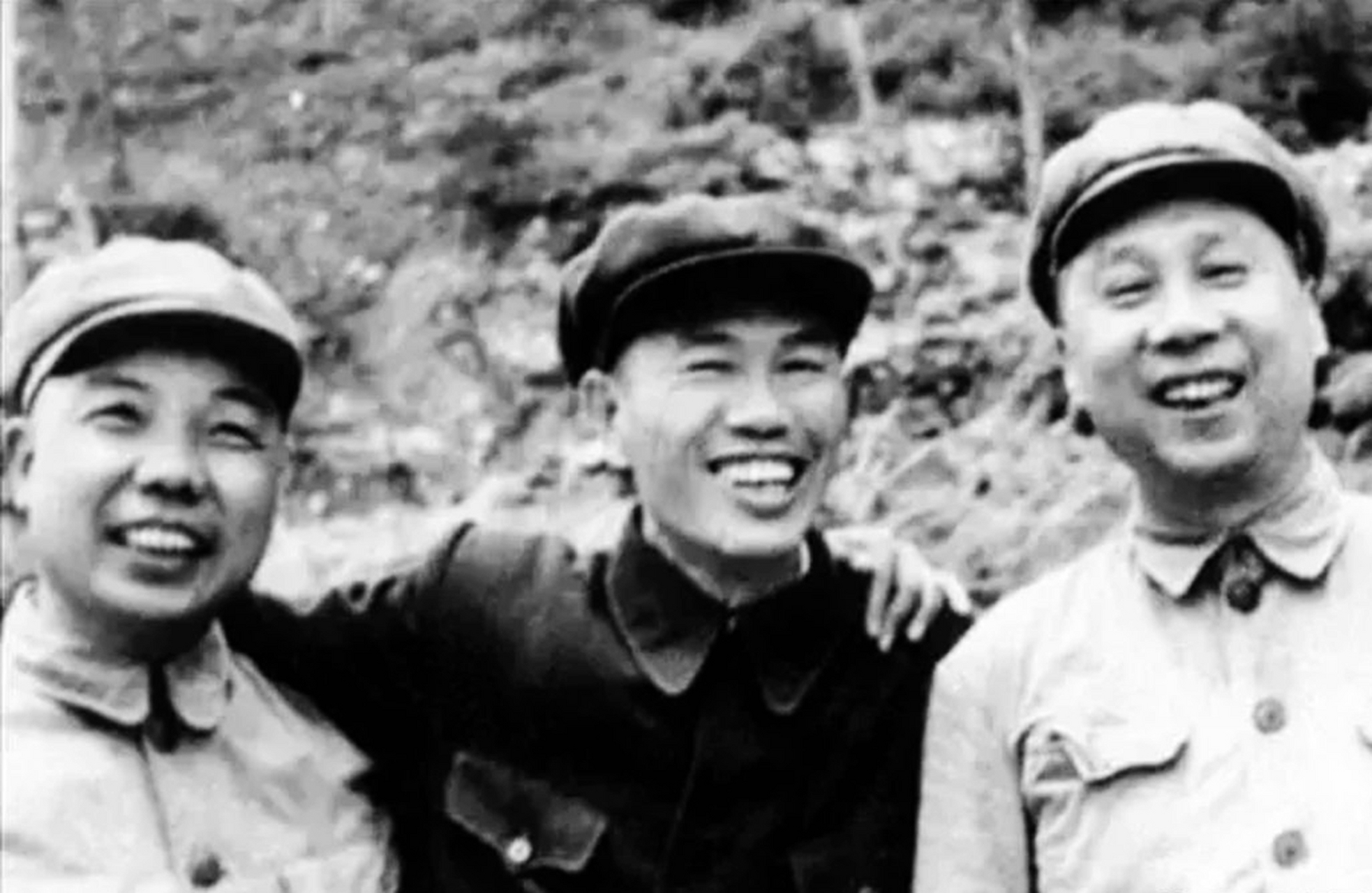 李贞的一生颇具传奇色彩.她是解放军第一位女上将.