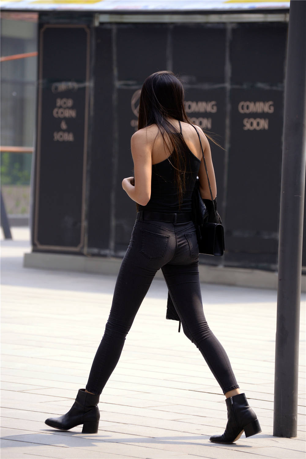 高腰紧身牛仔裤,搭配黑色粗跟短靴,身材高挑匀称,也容易搭配