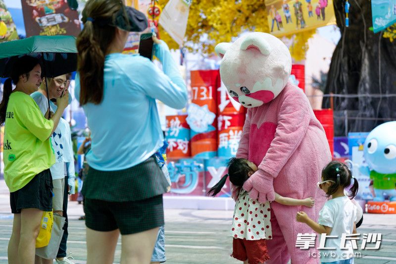 世界之窗人偶扮演者林嘉豪:汗流浃背,为游客带来加倍的快乐|热镜头