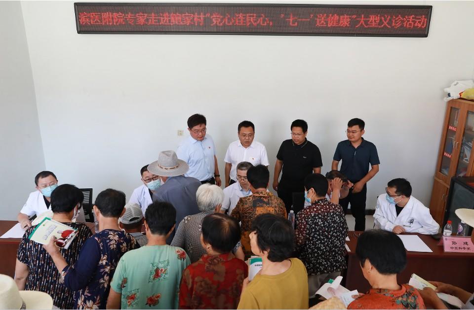 沾化泊头镇省派第一书记在帮包村开展大型义诊活动