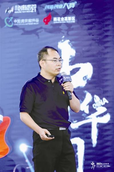 非科班出身,开发过小灵通的宁财院潘铁军教授,如今是"城市大脑"设计者