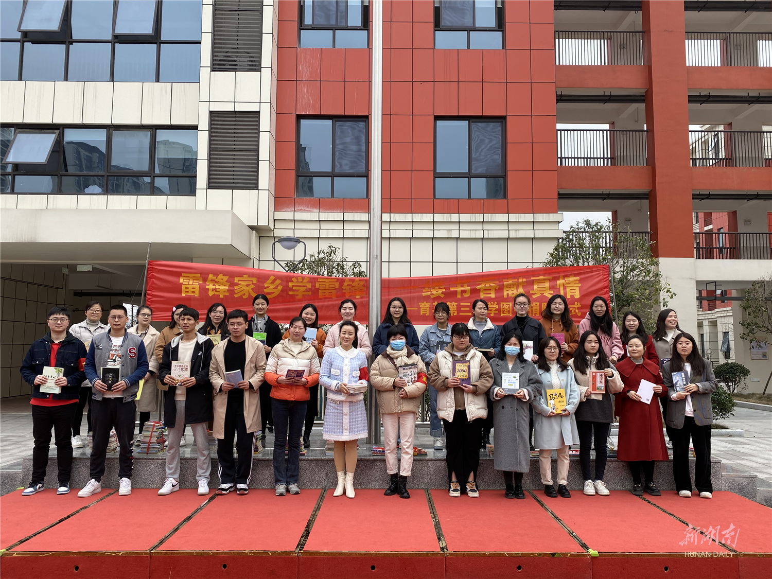 学雷锋|一缕书香献真情,育英三小启动学雷锋志愿服务