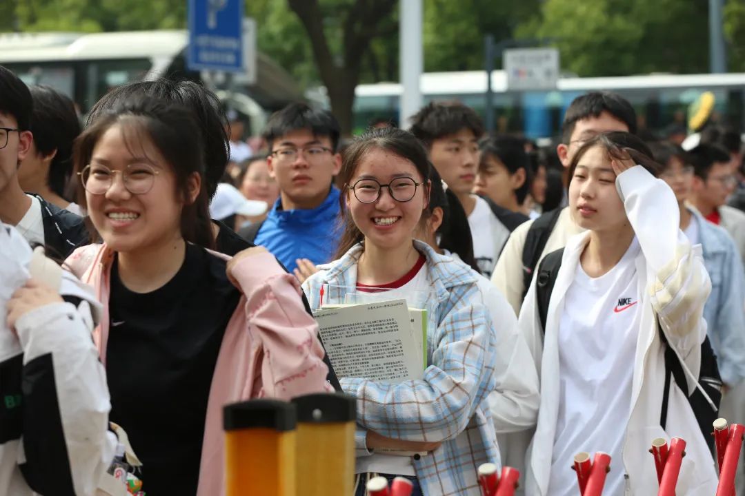 高考首日现场直击东台考点