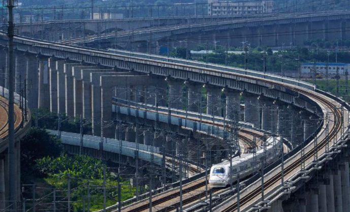 中国高铁为啥不走平地,要建在高架上?背后3大原因,老外想不到