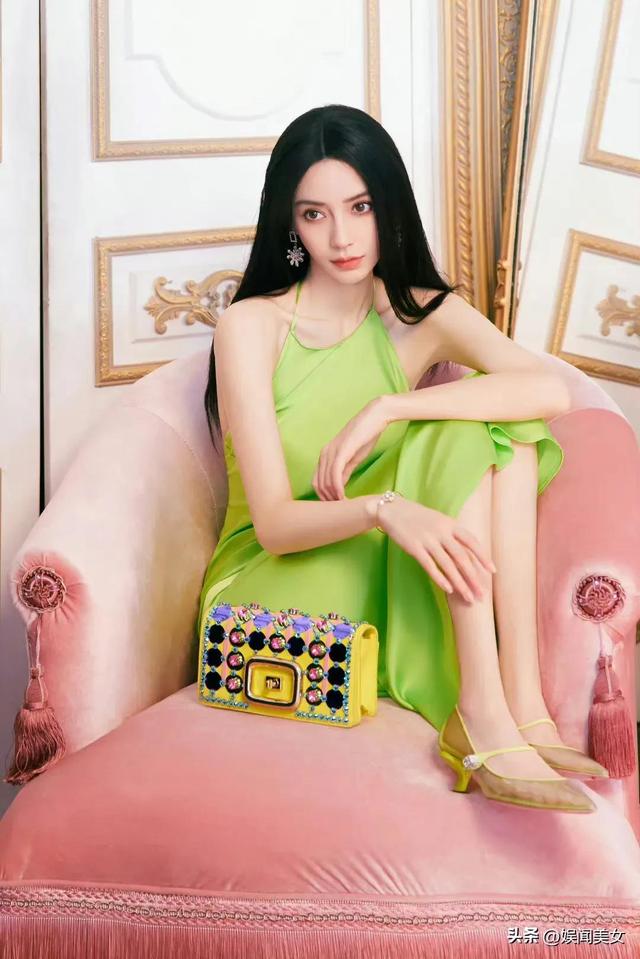 几乎同款的荧光绿吊带连衣裙,秦岚和杨颖谁穿得更具气质?