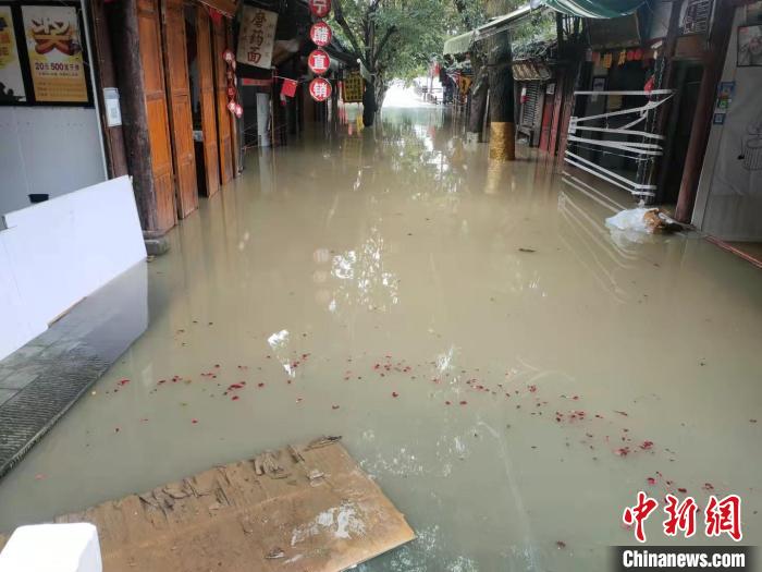 阆中大雨图片