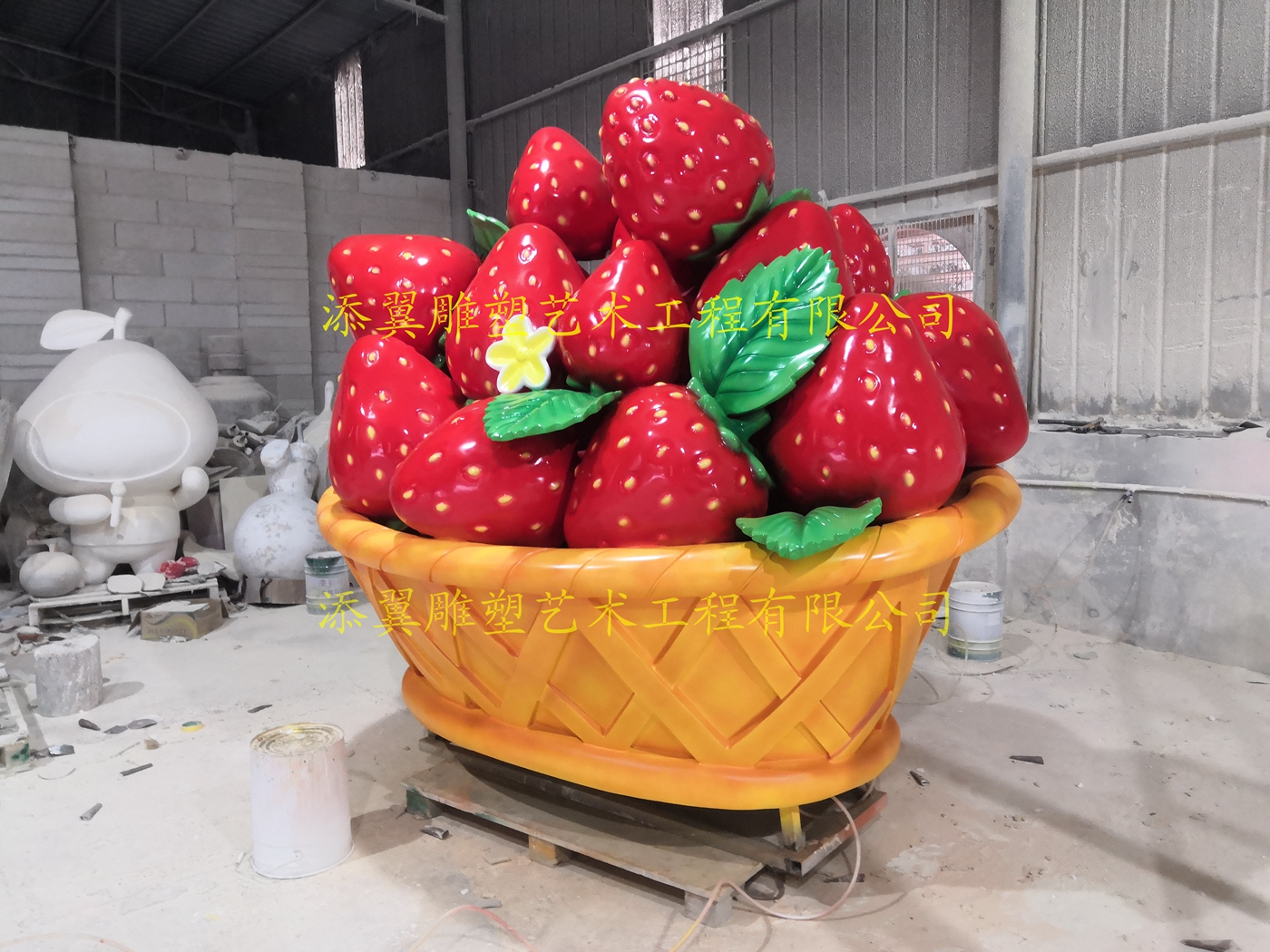 桂林大型建筑模型乡村标志玻璃钢草莓篮子雕塑