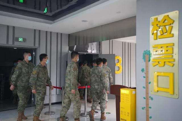 罗溪镇退役军人服务站开展送电影进军营活动