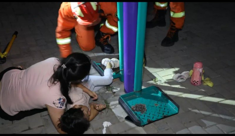 潍坊3岁女童健身器材卡脚