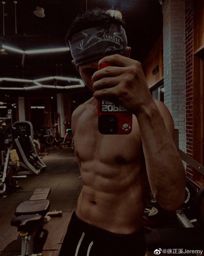 徐正溪健身照曝光 八块腹肌惊艳众人