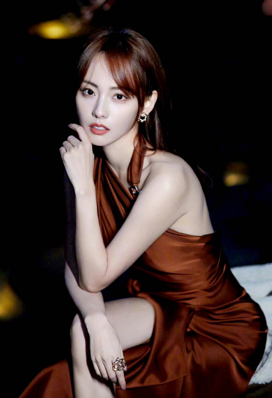 张嘉倪棕色连衣裙优雅性感