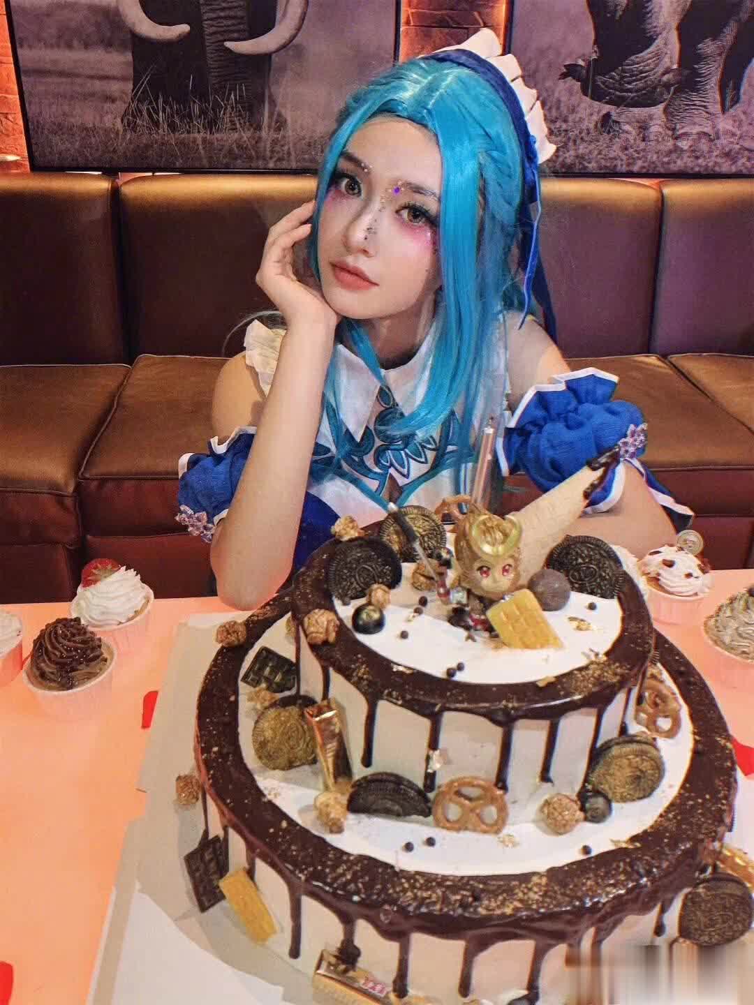 张予曦cos王昭君,手拿琵琶,身穿红色披风,王者能出同款皮肤吗