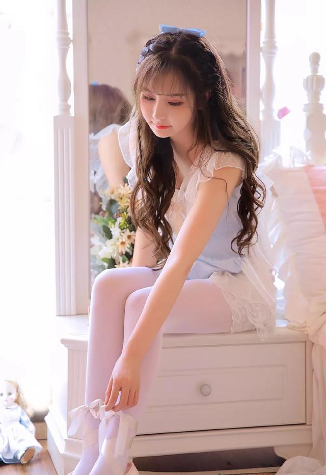 极品美女:可爱清纯的白色丝袜美女写真图片