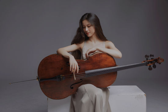 大提琴家李拉图片
