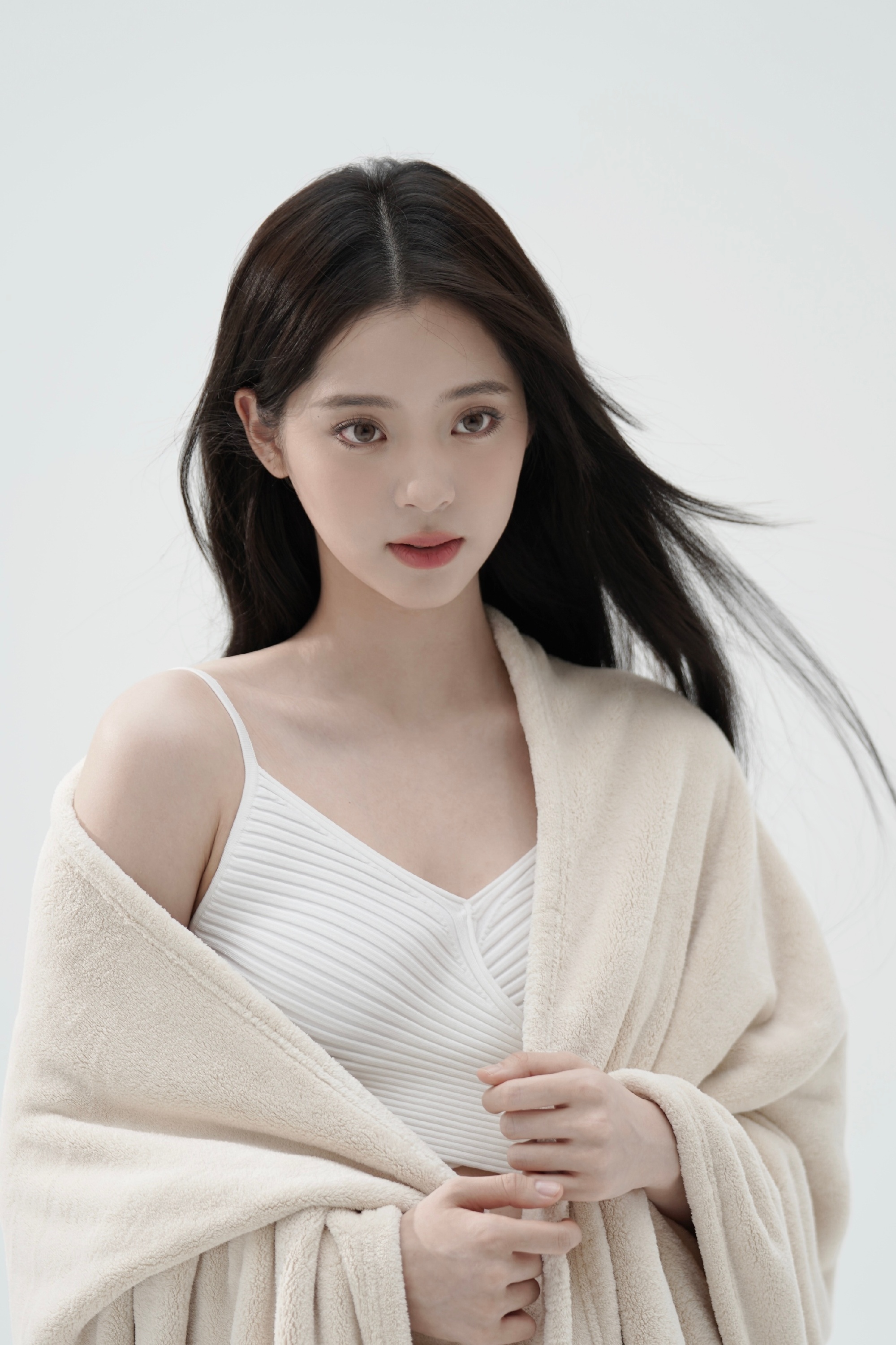 欧阳娜娜白色深v小吊带搭配浴袍 甜美迷人 散发慵懒而随性的美感