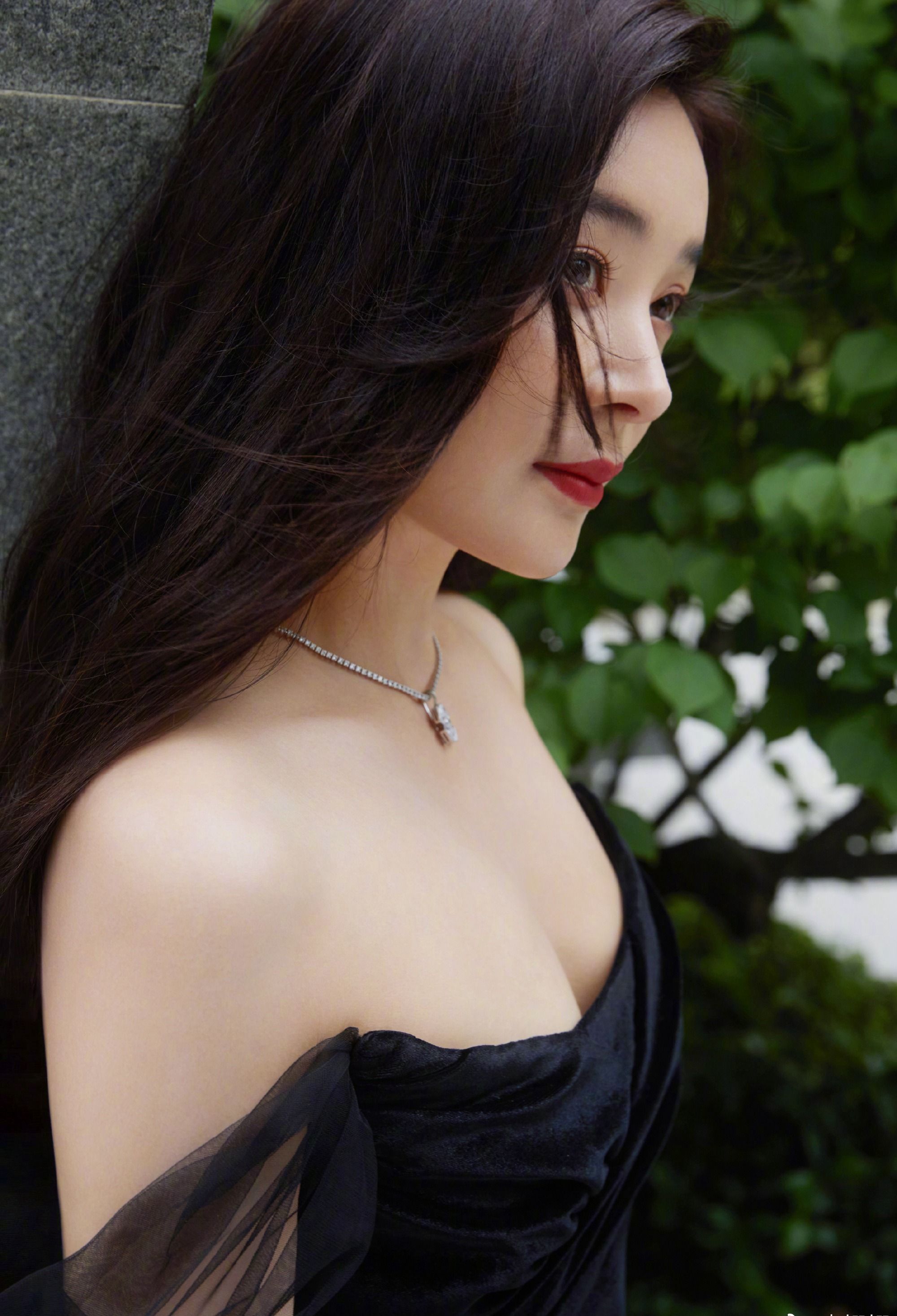 袁姗姗黑色抹胸连衣裙大波浪性感写真