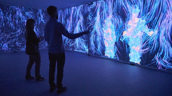 互动新体验:在全息宴会厅中与虚拟现实互动的乐趣