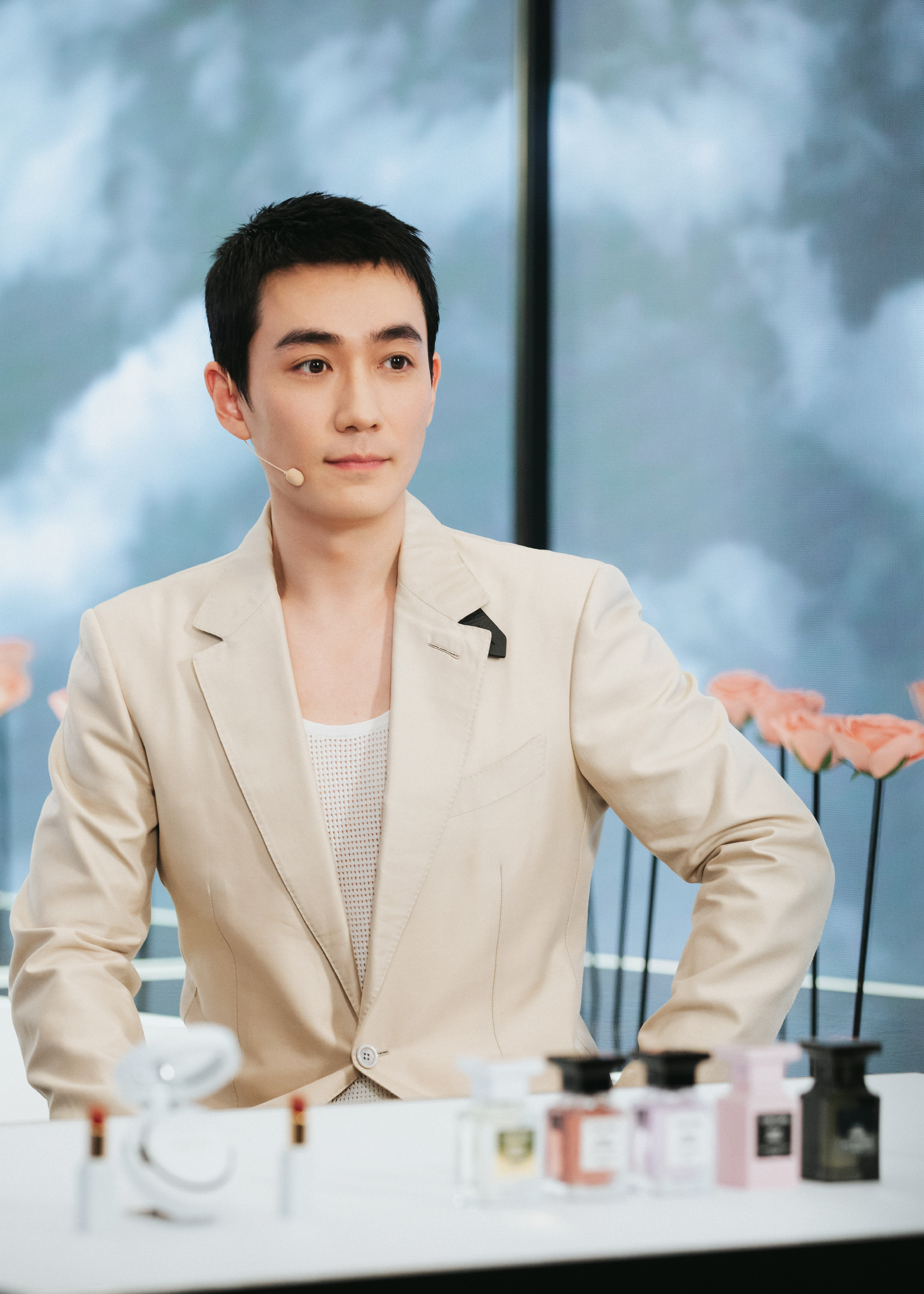 朱一龙直播全程高能,自爆进组行程,一句话出卖主持人真实诚