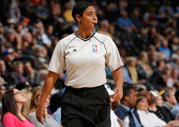 首位nba女裁判,吹罚20个赛季,离婚后成同性恋,再婚已6年