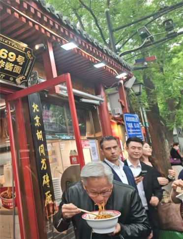 黄仁勋北京炫炸酱面爆火 店家火速上线皮衣战神同款套餐 网友排队打卡