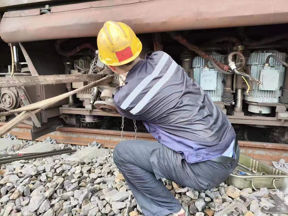 脚下50℃,眼前100℃——广汕高铁上的"钢轨打磨师"