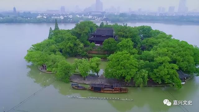 南湖湖心岛上的乾隆御碑亭