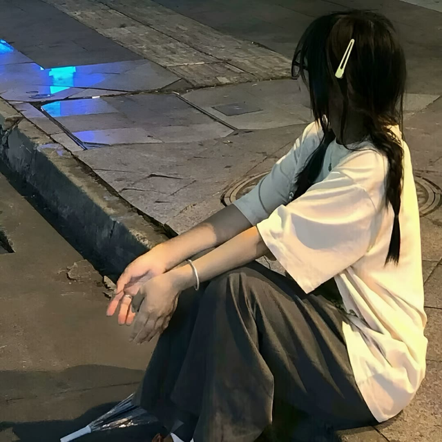 伤感头像:朦胧感丧系伤感女生头像