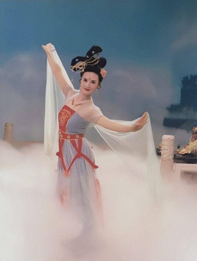 你知道嫦娥的裙子是什么颜色吗?和王者荣耀中的嫦娥着装一样吗?